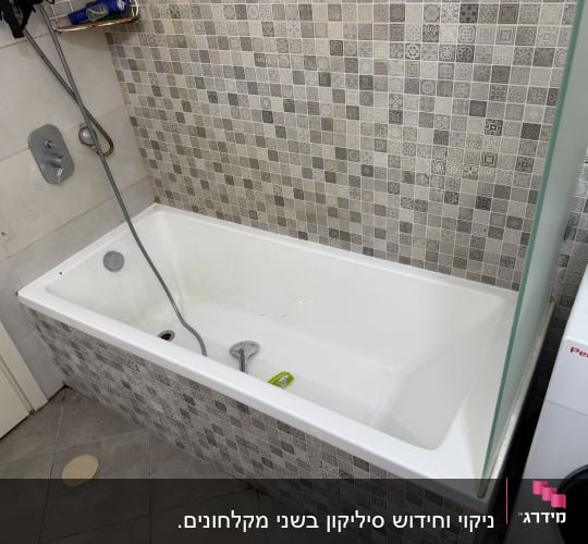 אמבטיה עם אריחים ודלת זכוכית